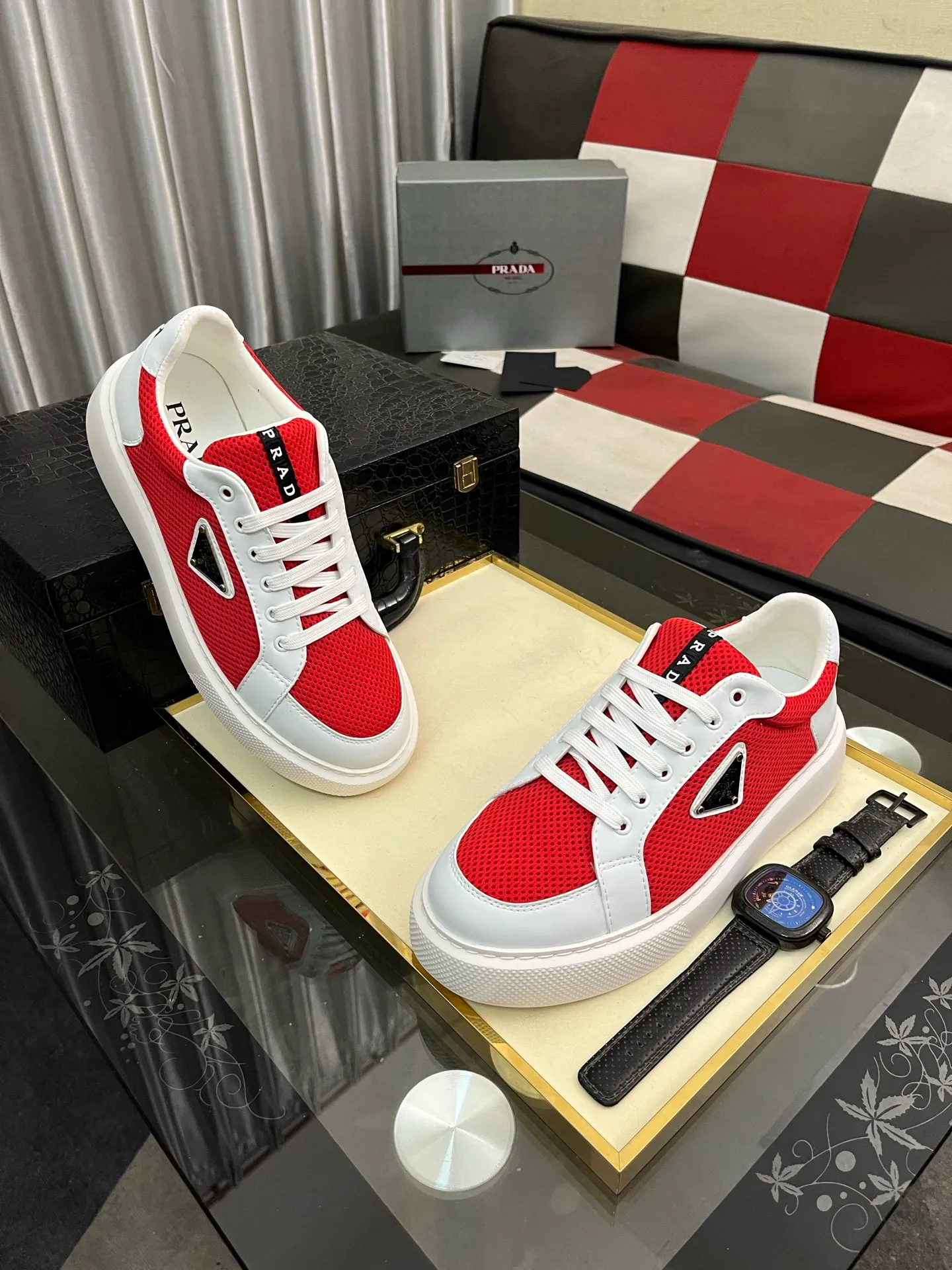 Men's men's shoes💰580⌚️⌚️Prada Prada early spring new model, top original quality, Prada casual sports shoes, made of imported solid color patent leather, spliced mesh cowhide upper, three-dimensional geometric segmentation, multi-color splicing, fashionable and generous, soft, comfortable and breathable. The tongue is decorated with classic letter logo, with fabric lining, cowhide foot pads, matched with P family's exclusive rubber outsole, upper material, breathable knitted fabric imported from Italy The delicate texture is super high-end! Fetal cowhide lining, super soft and comfortable, original molded outsole Size: 38-446️⃣ colors available